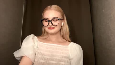 Kira online show from November 2025 02:06:01 PM