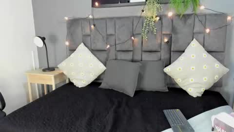 RIRI  online show from November 2025 11:43:01 AM