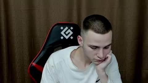 robert10211 online show from December 2024 06:40:01 PM