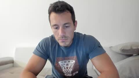 Snapshot of roberto4ever chatting on September 2025 03:00:02 PM roberto4ever online show from September 2025 03:00:02 PM