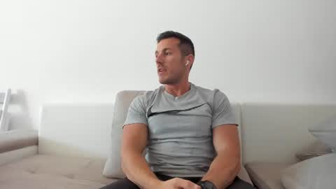 roberto4ever online show from June 2026 11:02:02 AM