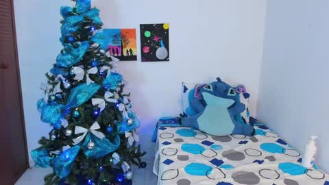 Snapshot of rooxxyy_ chatting on December 2024 01:13:02 AM online show from December 2024 01:13:02 AM