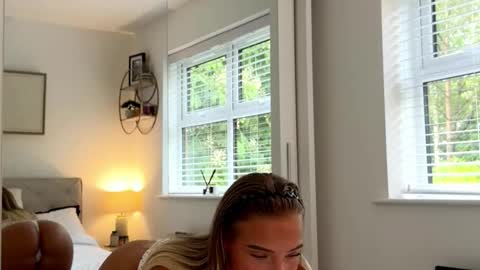 Bella  online show from May 2026 05:52:01 PM