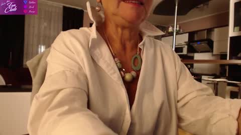 Snapshot of roxana_brooks chatting on December 2024 05:33:01 PM Roxana online show from December 2024 05:33:01 PM