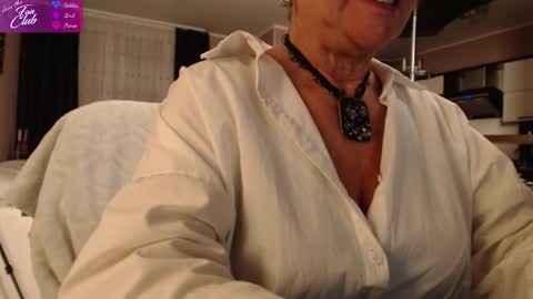 Snapshot of roxana_brooks chatting on December 2024 05:22:01 PM Roxana online show from December 2024 05:22:01 PM