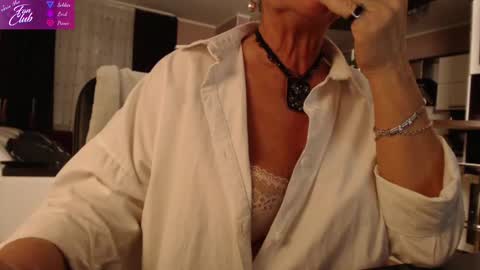 Snapshot of roxana_brooks chatting on December 2024 05:52:01 PM Roxana online show from December 2024 05:52:01 PM