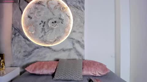 roxanaborns online show from November 2025 12:15:02 PM