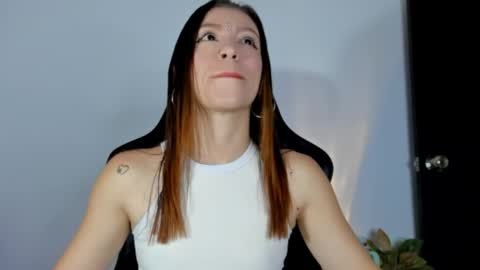 Snapshot of roxanne_jones1 chatting on April 2026 07:44:01 PM roxanne online show from April 2026 07:44:01 PM