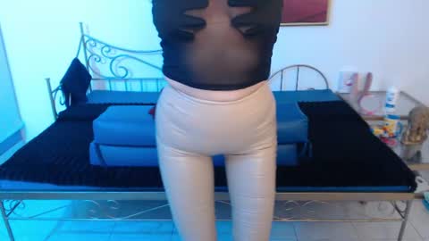 Snapshot of roxanne_vale chatting on June 2026 08:07:01 PM Roxanne online show from June 2026 08:07:01 PM