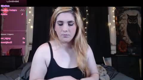 Snapshot of roxanneroulette chatting on October 2025 01:17:01 AM Silver online show from October 2025 01:17:01 AM