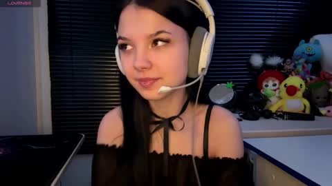 Snapshot of roxiepiurkowski chatting on November 2025 03:25:01 PM Hana online show from November 2025 03:25:01 PM