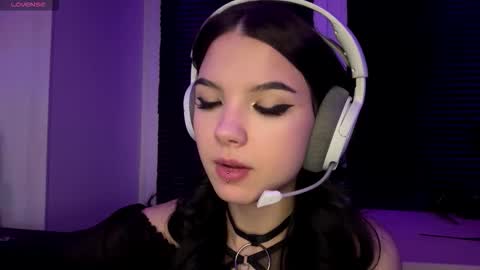 Snapshot of roxiepiurkowski chatting on December 2025 04:03:02 PM Hana online show from December 2025 04:03:02 PM