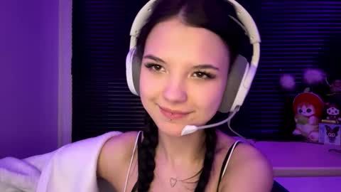 Snapshot of roxiepiurkowski chatting on December 2025 04:00:01 PM Hana online show from December 2025 04:00:01 PM