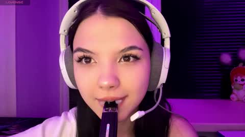 Snapshot of roxiepiurkowski chatting on December 2025 02:11:01 PM Hana online show from December 2025 02:11:01 PM