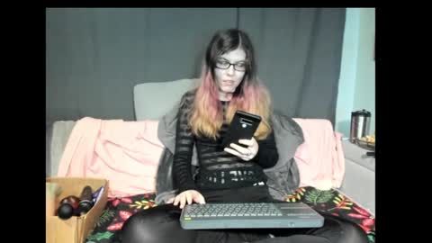 roxihazeleyes online show from January 2025 06:27:01 PM