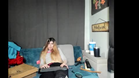 roxihazeleyes online show from January 2026 03:17:01 PM