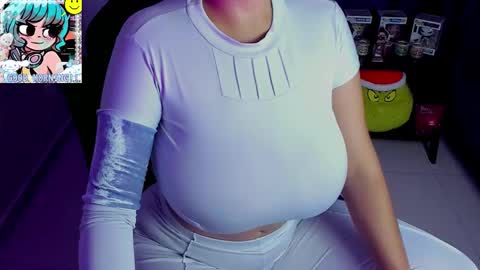 Snapshot of roxy_clark chatting on December 2025 09:13:02 AM Annah online show from December 2025 09:13:02 AM