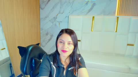 Snapshot of roxy_luxe_tf chatting on April 2026 01:45:02 PM Roxy online show from April 2026 01:45:02 PM