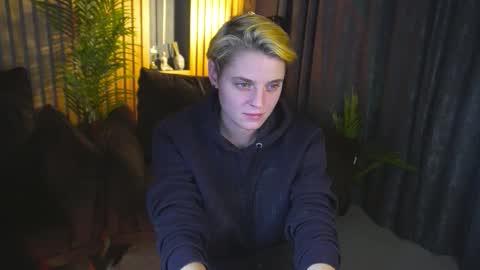 Snapshot of roxyflames chatting on December 2025 01:53:01 PM roxyflames online show from December 2025 01:53:01 PM