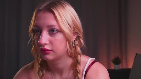 Mila online show from October 2025 03:09:01 PM