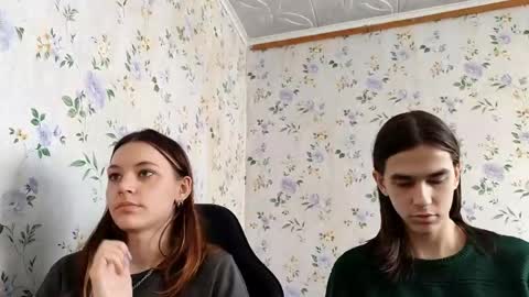 Snapshot of rusmedium chatting on April 2026 07:33:02 AM Lisa and Vlad online show from April 2026 07:33:02 AM