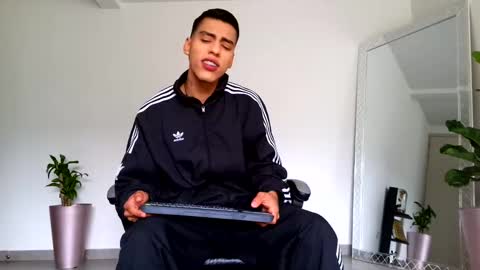  R U S S E L L  online show from October 2025 12:28:01 PM