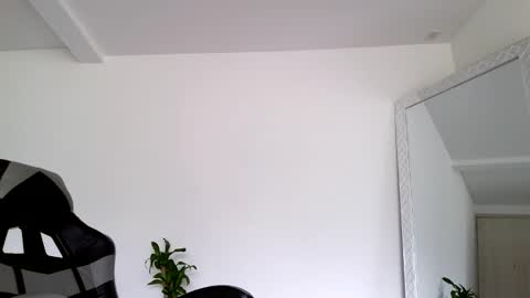  R U S S E L L  online show from October 2025 02:16:01 PM