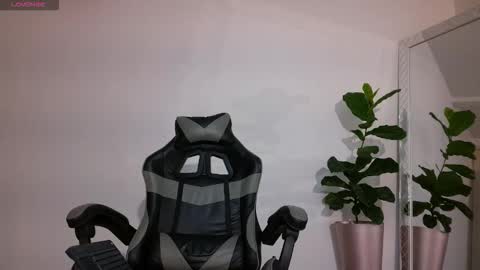  R U S S E L L  online show from November 2025 09:52:01 AM