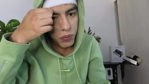  R U S S E L L  online show from April 2026 01:32:01 AM