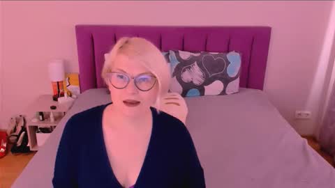 Sabrina MacMarren online show from October 2025 12:05:01 PM