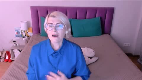 Sabrina MacMarren online show from November 2025 03:00:02 PM