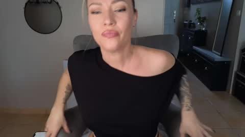 sacha__xx online show from February 2025 01:50:01 PM