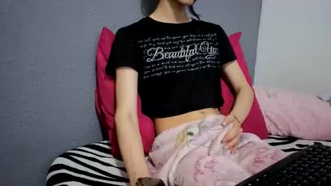 Snapshot of safiro_queen chatting on May 2026 12:00:02 PM Safiro Queen online show from May 2026 12:00:02 PM
