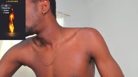 Snapshot of santi_brown1 chatting on February 2025 08:17:02 PM Santibrown online show from February 2025 08:17:02 PM