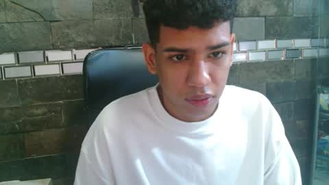 Snapshot of santiago_foxx chatting on November 2025 11:04:02 PM santi online show from November 2025 11:04:02 PM