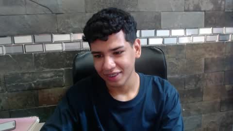 Snapshot of santiago_foxx chatting on November 2025 01:17:02 AM santi online show from November 2025 01:17:02 AM