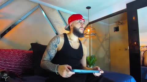 Santiago Hincapiie online show from February 2026 04:44:01 AM