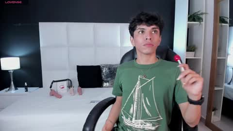 Snapshot of santy_carrington chatting on December 2024 11:47:01 PM Santiago Carrington online show from December 2024 11:47:01 PM