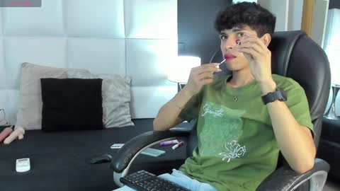 Snapshot of santy_carrington chatting on December 2024 08:33:02 PM Santiago Carrington online show from December 2024 08:33:02 PM