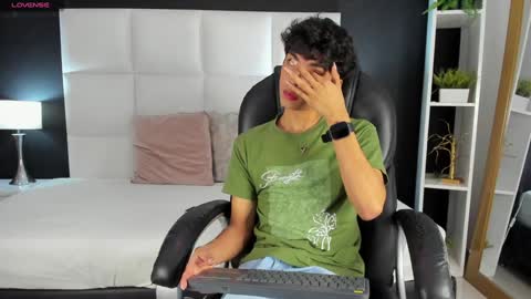 Snapshot of santy_carrington chatting on December 2024 08:34:01 PM Santiago Carrington online show from December 2024 08:34:01 PM