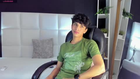 Snapshot of santy_carrington chatting on December 2024 11:57:02 PM Santiago Carrington online show from December 2024 11:57:02 PM