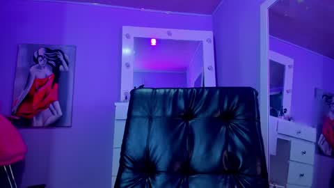 Snapshot of sara_leenn chatting on December 2024 06:56:02 AM online show from December 2024 06:56:02 AM