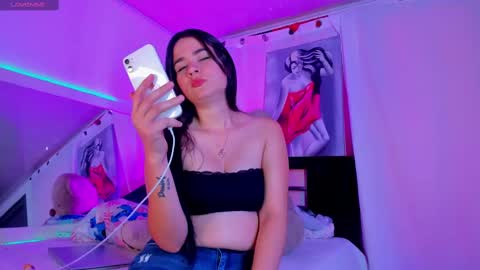 Snapshot of sara_leenn chatting on February 2025 04:26:01 PM online show from February 2025 04:26:01 PM