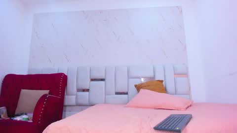 sara_sm1th_ online show from June 2026 02:33:01 PM