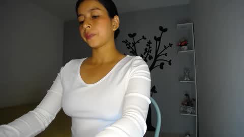 Snapshot of sara_tris chatting on December 2024 12:52:02 AM Sara online show from December 2024 12:52:02 AM