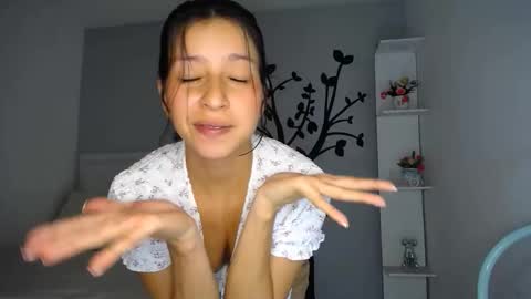 Snapshot of sara_tris chatting on November 2025 01:49:01 AM Sara online show from November 2025 01:49:01 AM