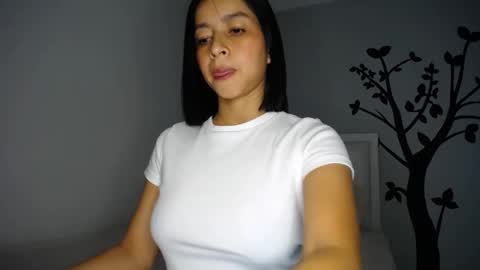 Snapshot of sara_tris chatting on November 2025 01:33:02 AM Sara online show from November 2025 01:33:02 AM