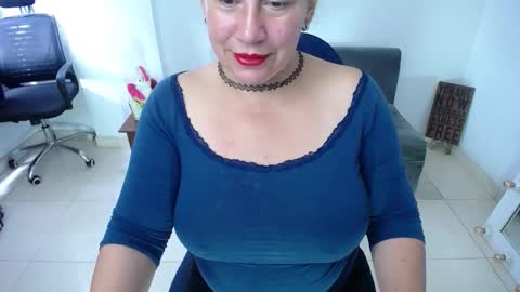 Saraloves online show from November 2025 04:27:02 PM