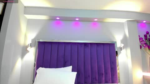 Sara   online show from September 2025 10:42:02 PM