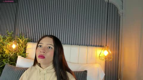 Sara   online show from December 2025 10:37:02 PM